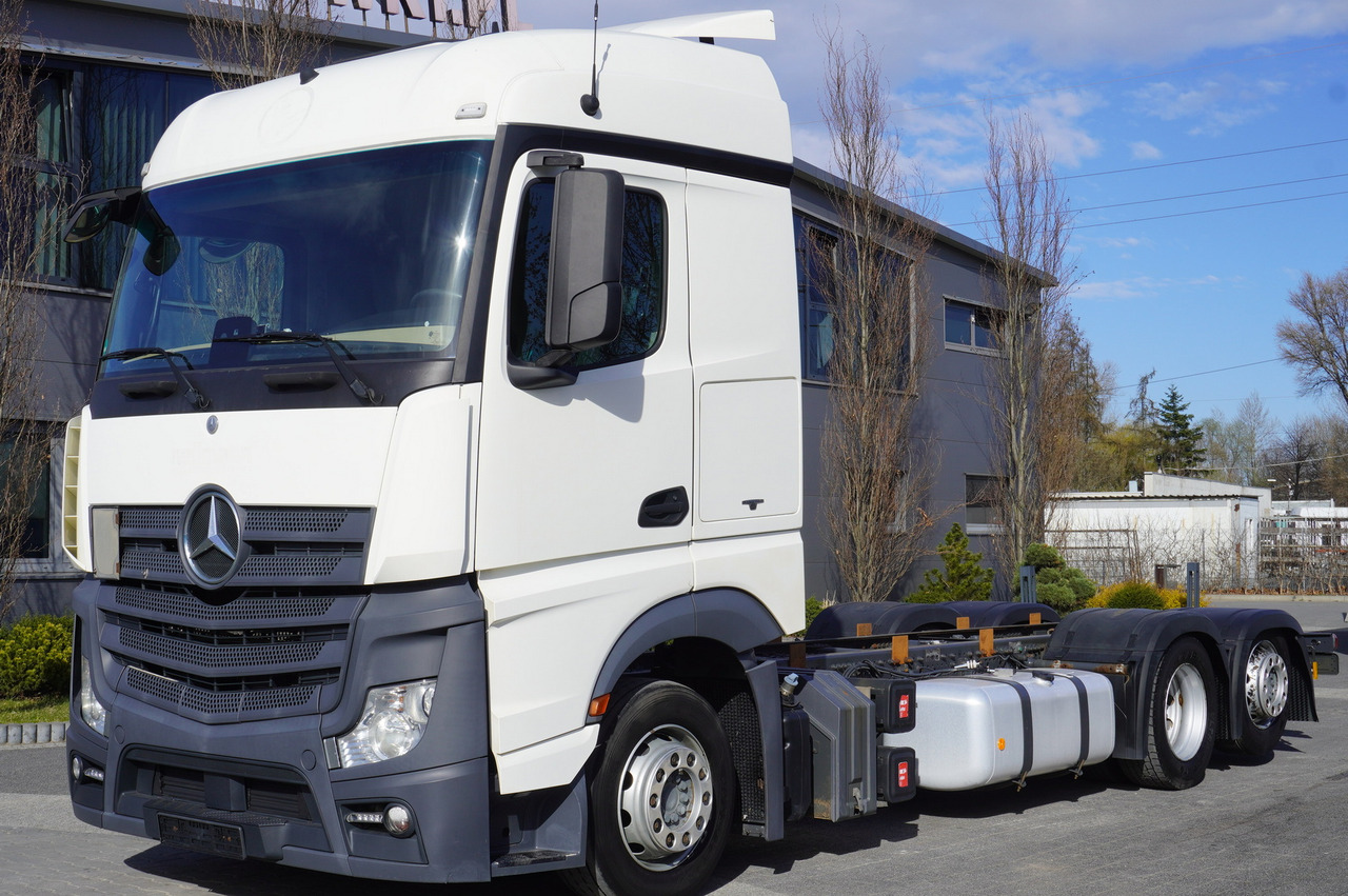 Leasing para MERCEDES-BENZ Actros 2542 Low Deck 6×2 E6 / Chassis / third steering and lifting axle MERCEDES-BENZ Actros 2542 Low Deck 6×2 E6 / Chassis / third steering and lifting axle: foto 1