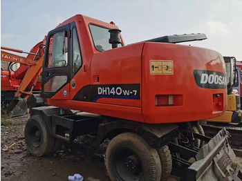 Excavadora de ruedas DOOSAN