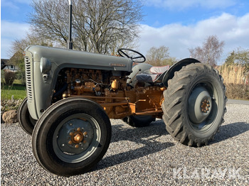 Tractor MASSEY FERGUSON