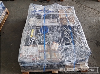 Equipo de construcción Unused Pallet of Paint Rollers, Rubber Sleeves, Face Masks, Concrete Screws, Clamps: foto 4