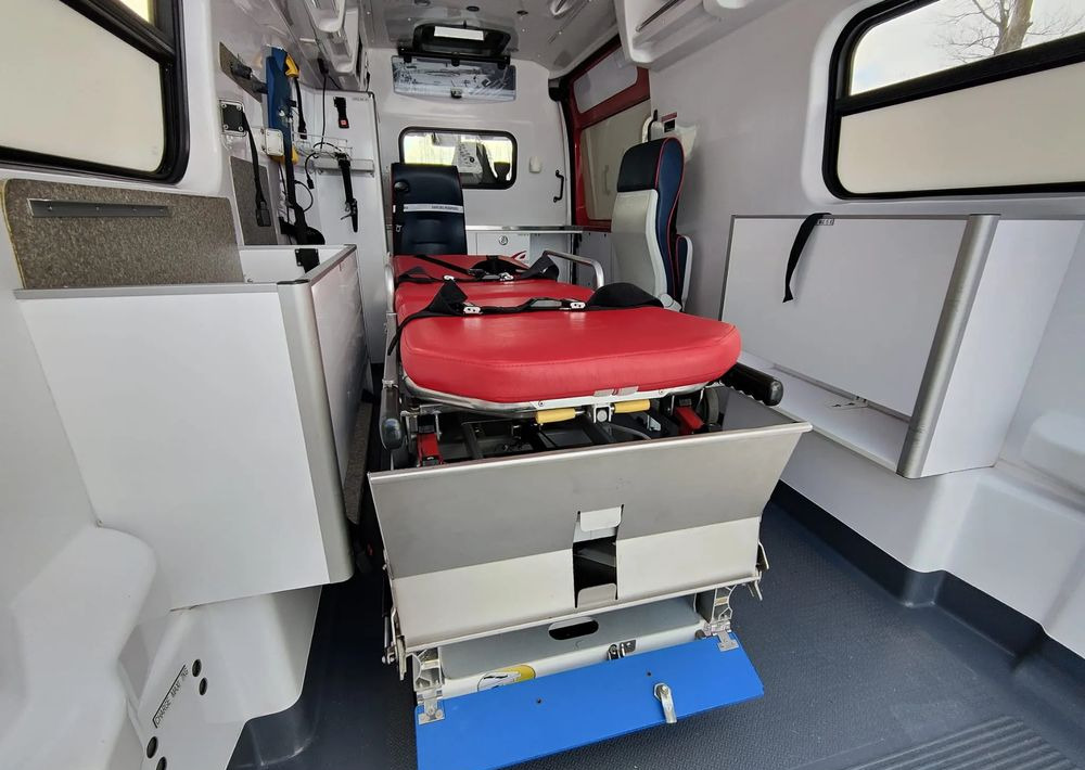 Ambulancia Renault Master: foto 12