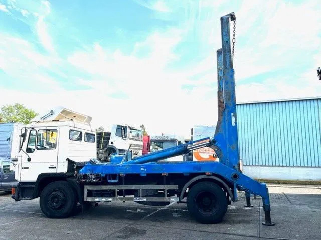 Camión portacontenedor de cadenas MAN 18 .232 (6 CILINDER) M90 WITH TELESCOPIC CONTAINER SYSTEM (8 GEARS MANUAL GEARBOX / EURO 1 (MECHANICAL PUMP AND INJECTORS)): foto 13