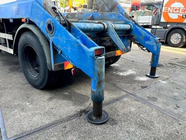 Camión portacontenedor de cadenas MAN 18 .232 (6 CILINDER) M90 WITH TELESCOPIC CONTAINER SYSTEM (8 GEARS MANUAL GEARBOX / EURO 1 (MECHANICAL PUMP AND INJECTORS)): foto 15